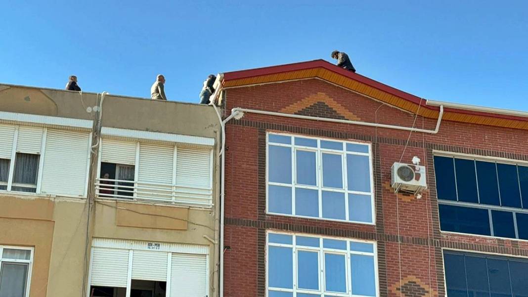 Evlerin çatısına çıkıp 'İntihar ediyorum' şovu yapmayı hobi edinmiş! Bakın kaçıncı kez intihara teşebbüs etti... 9